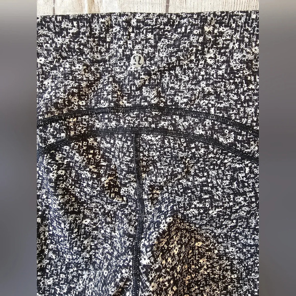 Lululemon •Size 10• Sole Training Cropped Legging Black White Floral Mesh Pocket - Picture 11 of 13